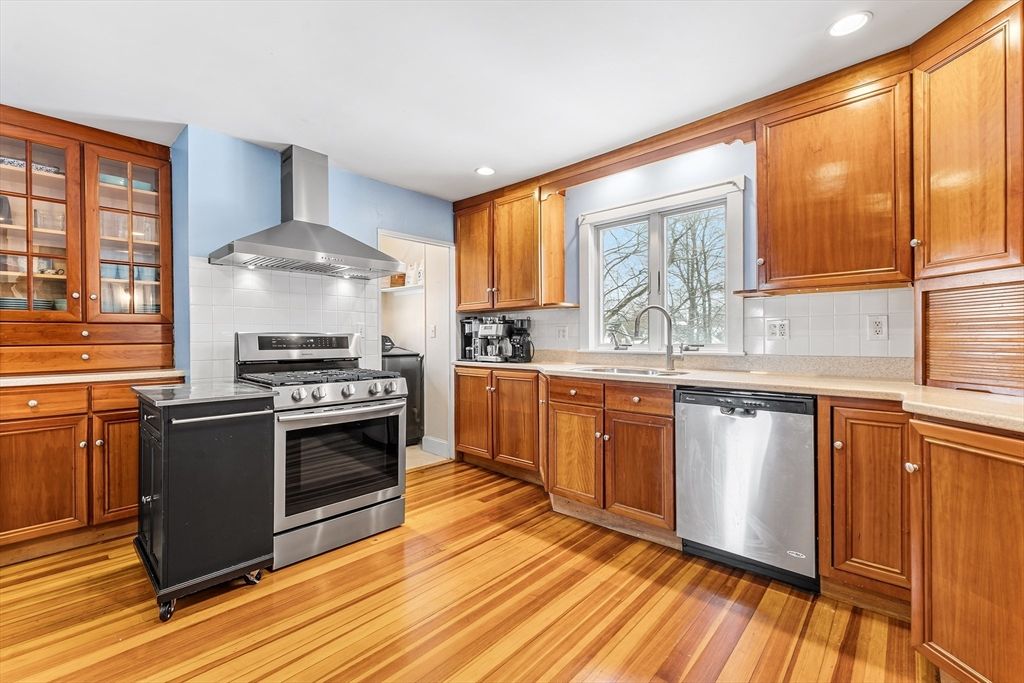 98 Cedar St 2, Dedham, MA 02026