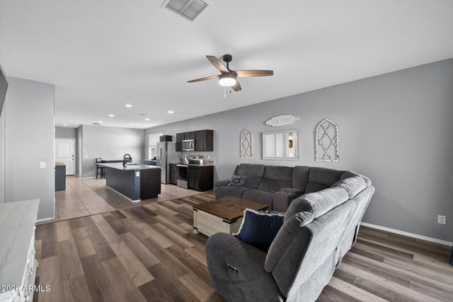 7644 W FLORENCE Avenue, Phoenix, AZ 85043