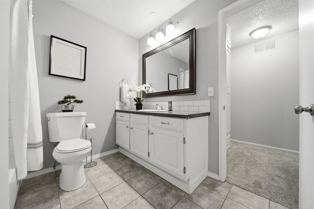 1401 S Fieldcrest, Wichita, KS 67209