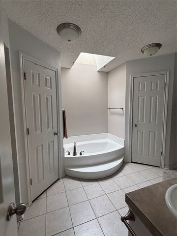 6065 Autumn Hills Drive, Fort Worth, TX 76140