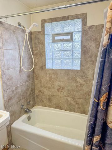 165 Piccadilly Street, Campbell, OH 44405