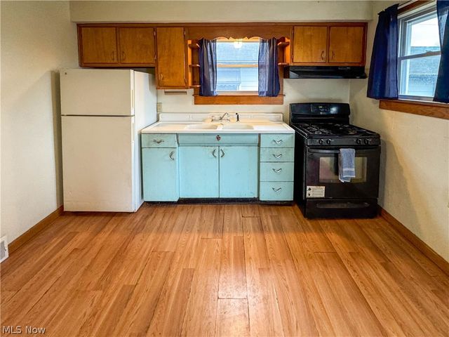 165 Piccadilly Street, Campbell, OH 44405