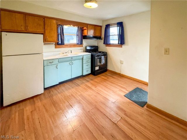 165 Piccadilly Street, Campbell, OH 44405