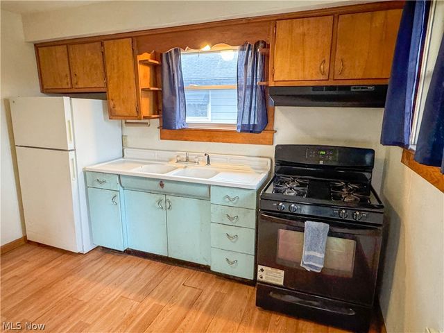 165 Piccadilly Street, Campbell, OH 44405