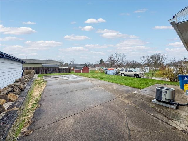 165 Piccadilly Street, Campbell, OH 44405