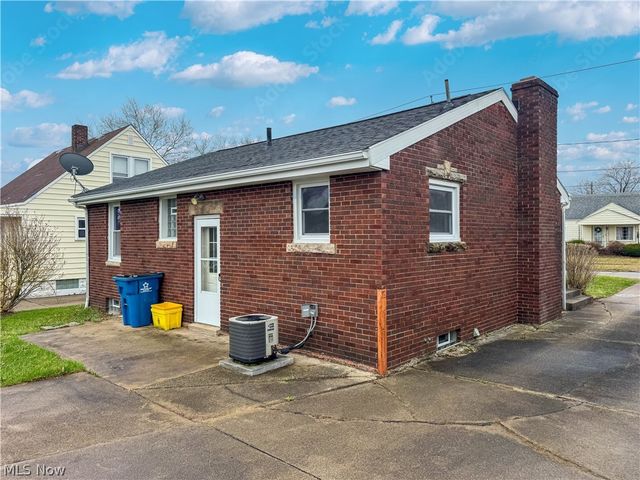 165 Piccadilly Street, Campbell, OH 44405