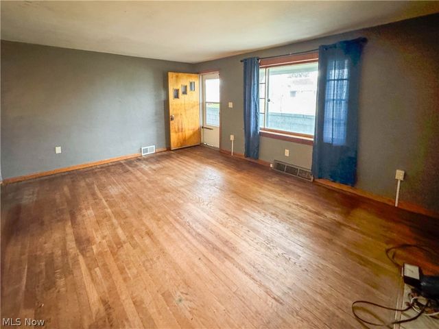 165 Piccadilly Street, Campbell, OH 44405