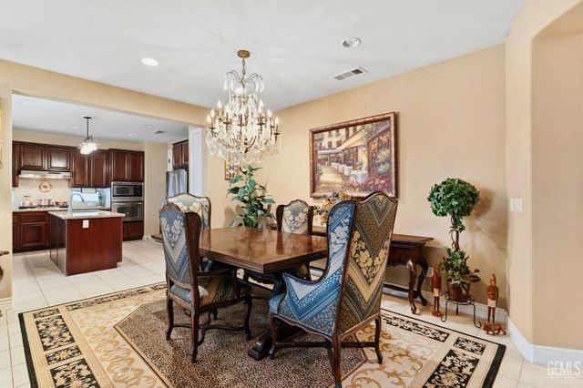 5206 Village Green Lane, Bakersfield, CA 93306