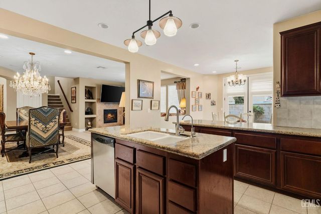 5206 Village Green Lane, Bakersfield, CA 93306