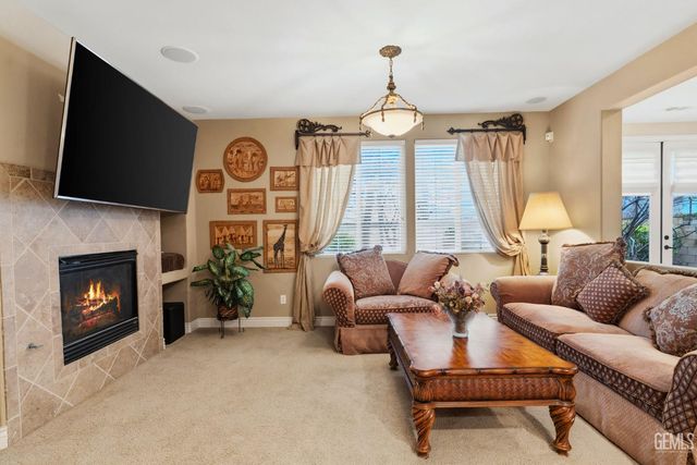 5206 Village Green Lane, Bakersfield, CA 93306