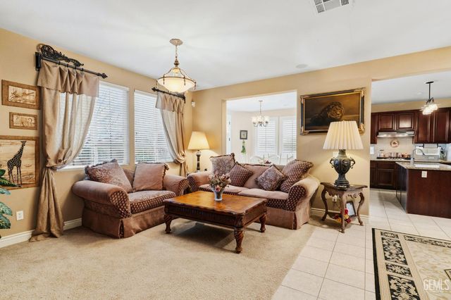 5206 Village Green Lane, Bakersfield, CA 93306