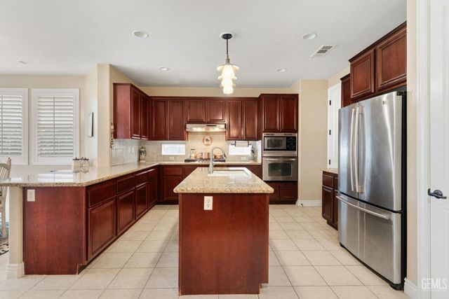 5206 Village Green Lane, Bakersfield, CA 93306