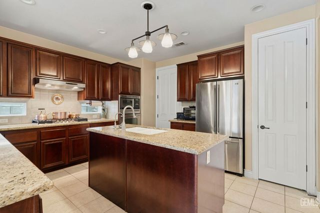 5206 Village Green Lane, Bakersfield, CA 93306