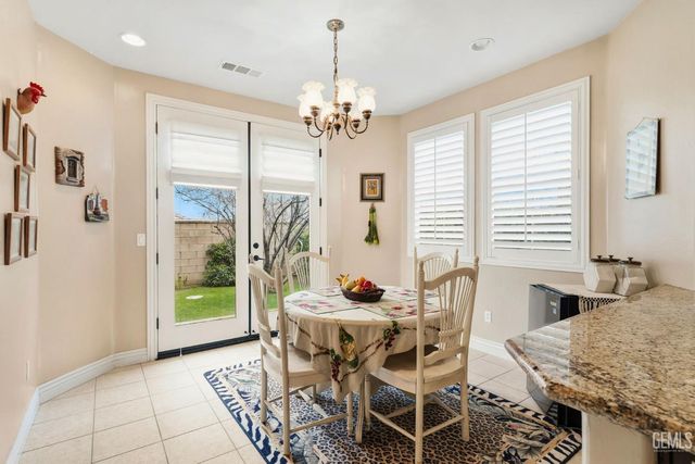 5206 Village Green Lane, Bakersfield, CA 93306