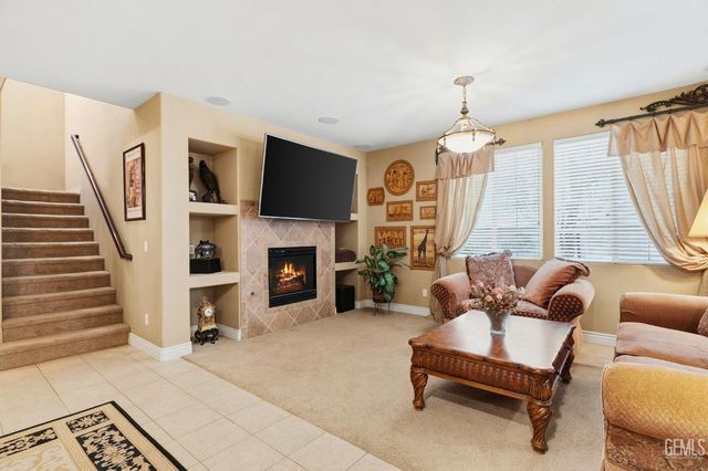 5206 Village Green Lane, Bakersfield, CA 93306