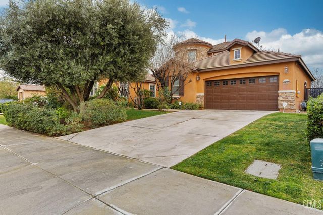 5206 Village Green Lane, Bakersfield, CA 93306