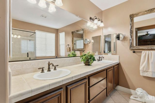 5206 Village Green Lane, Bakersfield, CA 93306