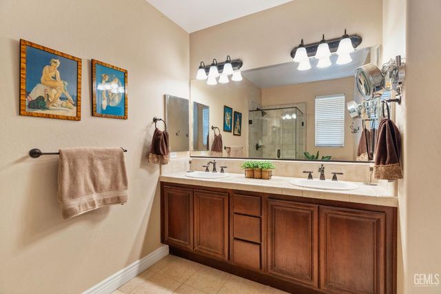 5206 Village Green Lane, Bakersfield, CA 93306