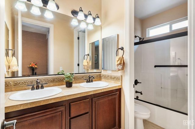 5206 Village Green Lane, Bakersfield, CA 93306