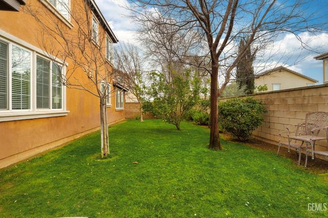 5206 Village Green Lane, Bakersfield, CA 93306