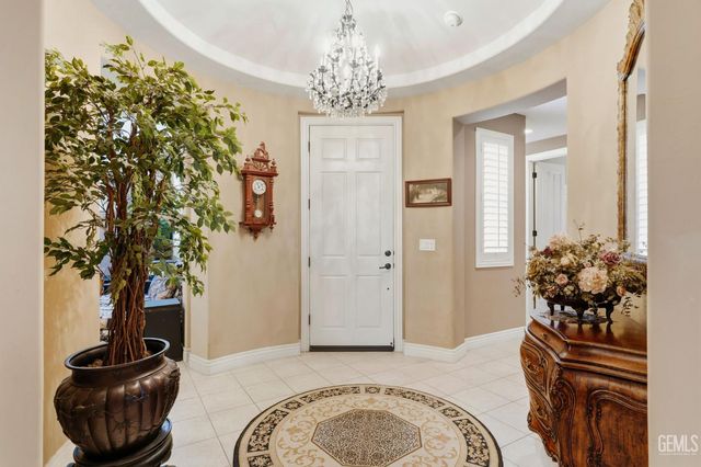 5206 Village Green Lane, Bakersfield, CA 93306