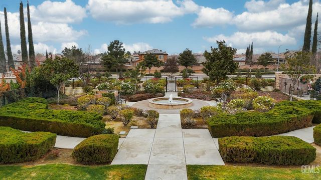 5206 Village Green Lane, Bakersfield, CA 93306