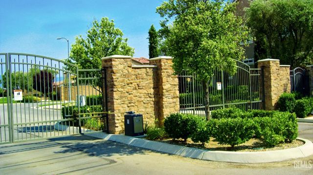 5206 Village Green Lane, Bakersfield, CA 93306