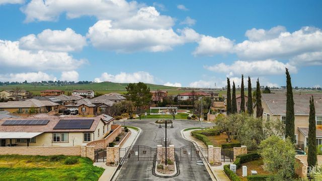 5206 Village Green Lane, Bakersfield, CA 93306