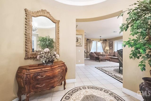 5206 Village Green Lane, Bakersfield, CA 93306