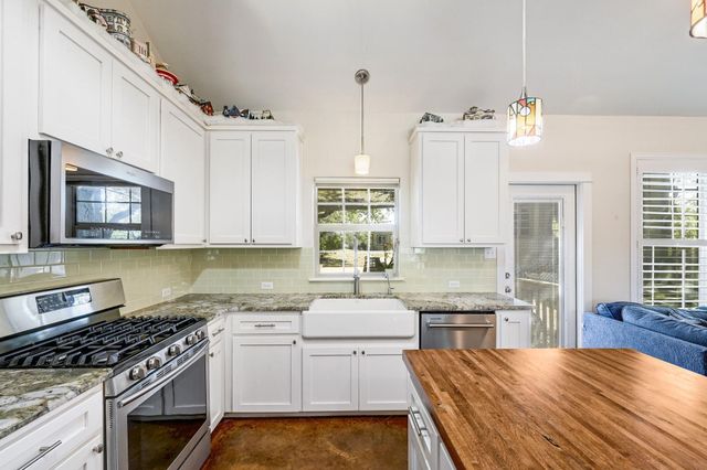 10105 Little Creek CIR, Dripping Springs, TX 78620