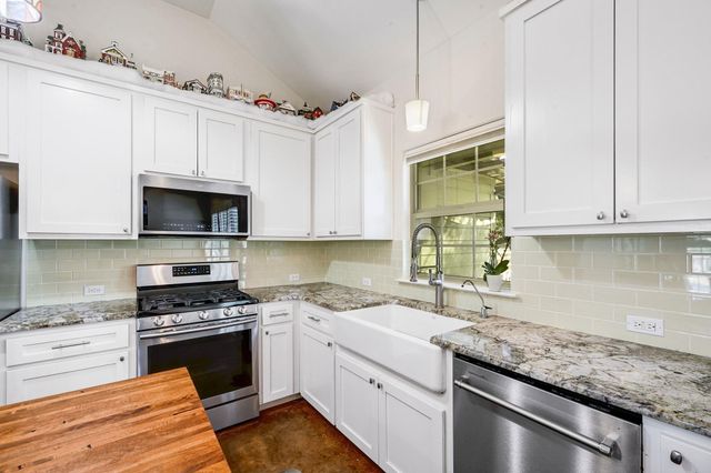 10105 Little Creek CIR, Dripping Springs, TX 78620