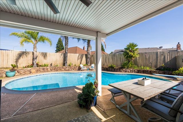 1902 Larkin Dr, Roseville, CA 95661