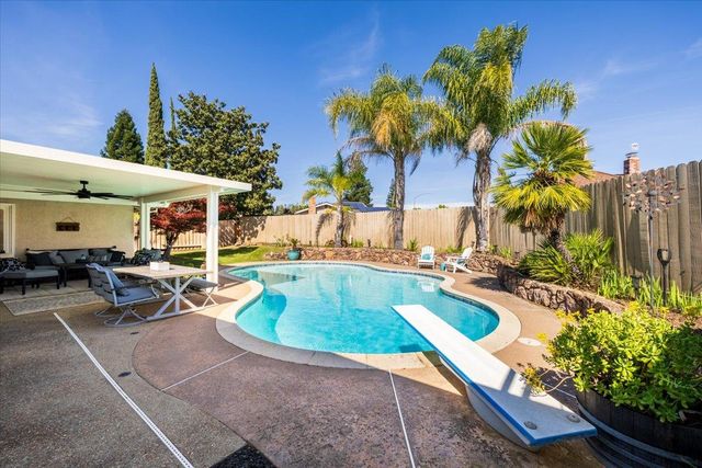 1902 Larkin Dr, Roseville, CA 95661