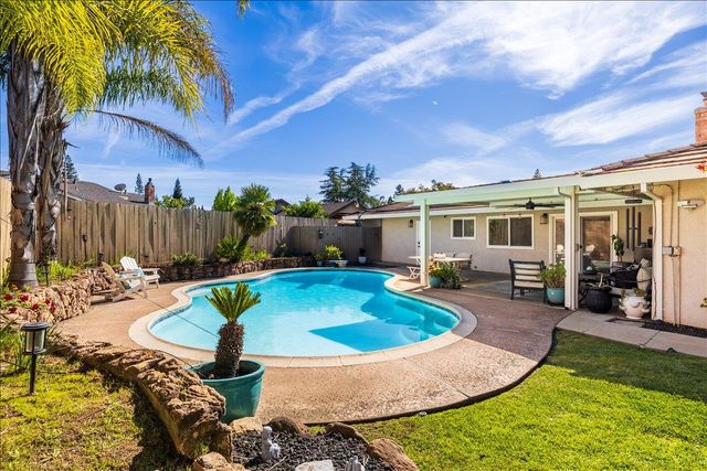 1902 Larkin Dr, Roseville, CA 95661