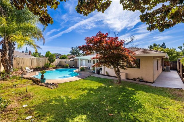 1902 Larkin Dr, Roseville, CA 95661