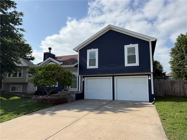 104 Spinnaker Drive, Smithville, MO 64089