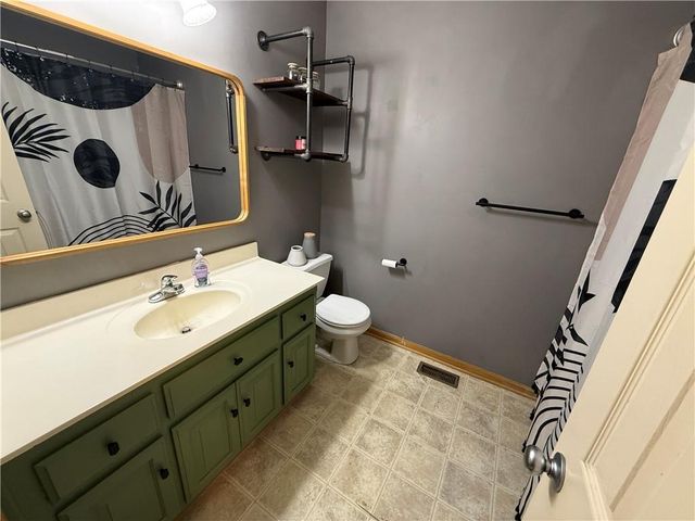104 Spinnaker Drive, Smithville, MO 64089
