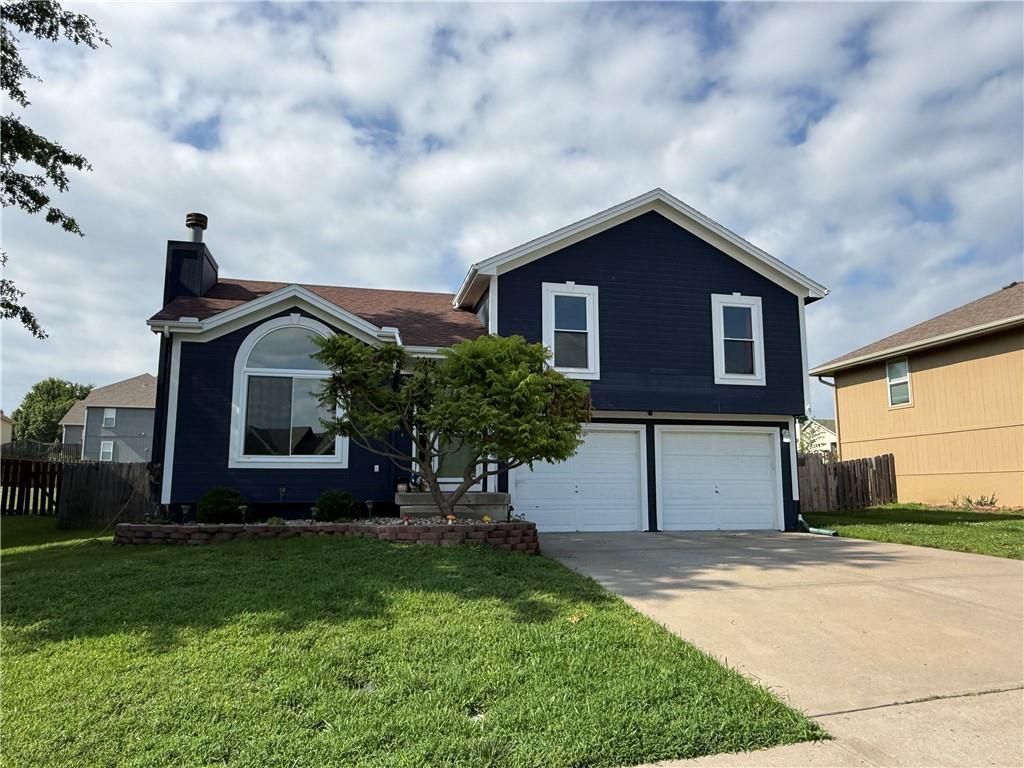 104 Spinnaker Drive, Smithville, MO 64089