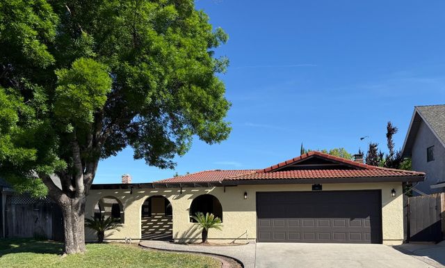 1950 Blue Spruce Dr, Oakdale, CA 95361