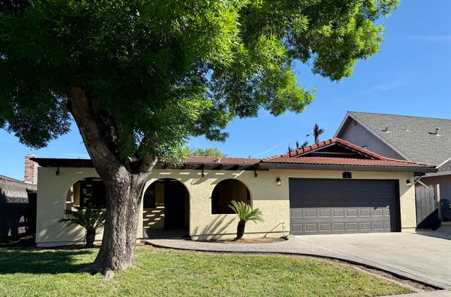 1950 Blue Spruce Dr, Oakdale, CA 95361