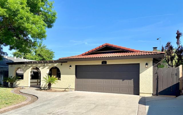 1950 Blue Spruce Dr, Oakdale, CA 95361