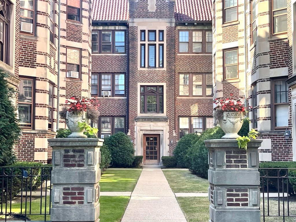 612 Sheridan Road 1, Evanston, IL 60202