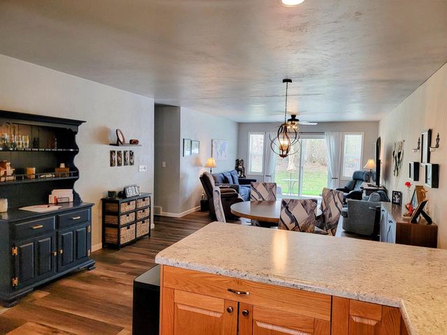 2125 ABBEY ROAD, New London, WI 54961