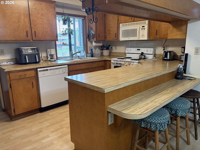 392 S 37TH St, Springfield, OR 97478