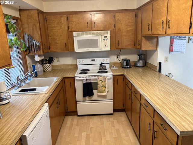 392 S 37TH St, Springfield, OR 97478