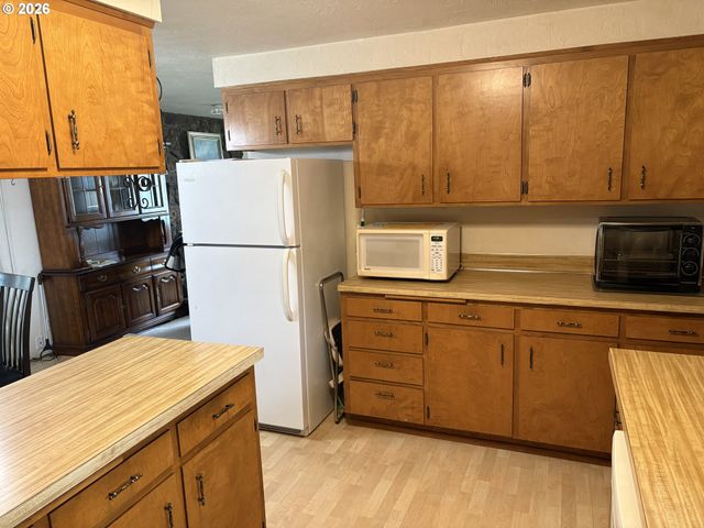 392 S 37TH St, Springfield, OR 97478