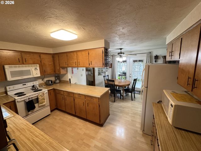 392 S 37TH St, Springfield, OR 97478