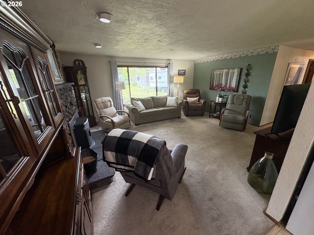 392 S 37TH St, Springfield, OR 97478