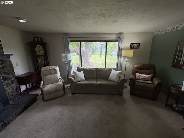 392 S 37TH St, Springfield, OR 97478