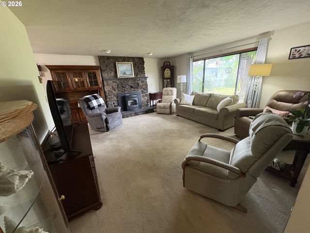 392 S 37TH St, Springfield, OR 97478